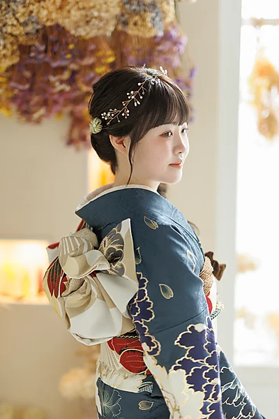 成人式 振袖姿の女性の横顔