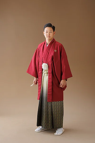成人式 赤い紋付袴姿の男性