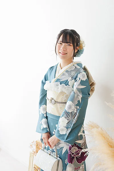 成人式 水色の振袖姿の女性