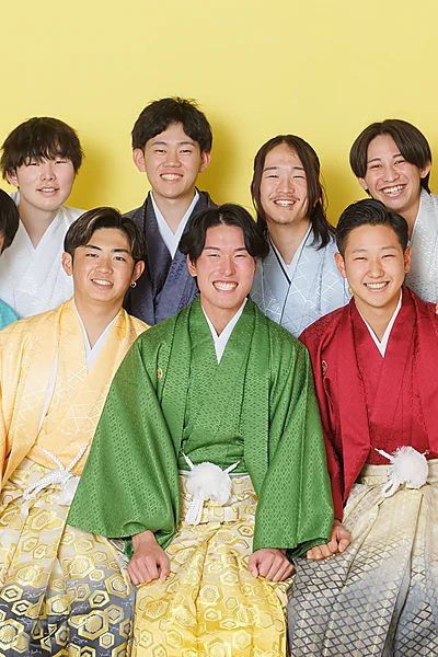 成人式 紋付袴姿の男性グループ写真