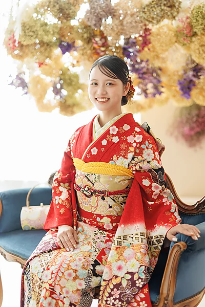 成人式 赤い振袖姿の女性の座りポーズ