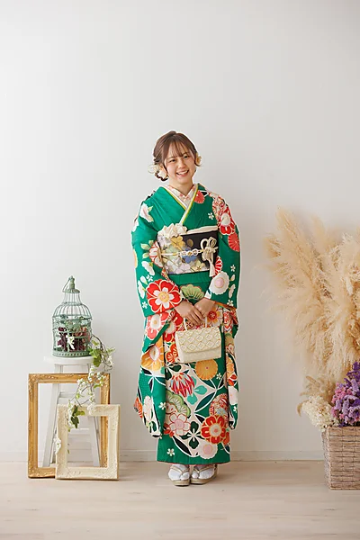 成人式 緑の振袖姿の女性とドライフラワー