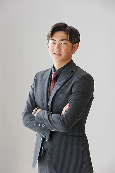 成人式 腕を組むスーツ姿の男性