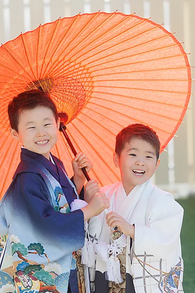 七五三 兄弟 着物と赤い傘